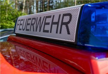  "Feuerwehr" ist auf dem Dach eines Einsatzfahrzeugs zu lesen. 