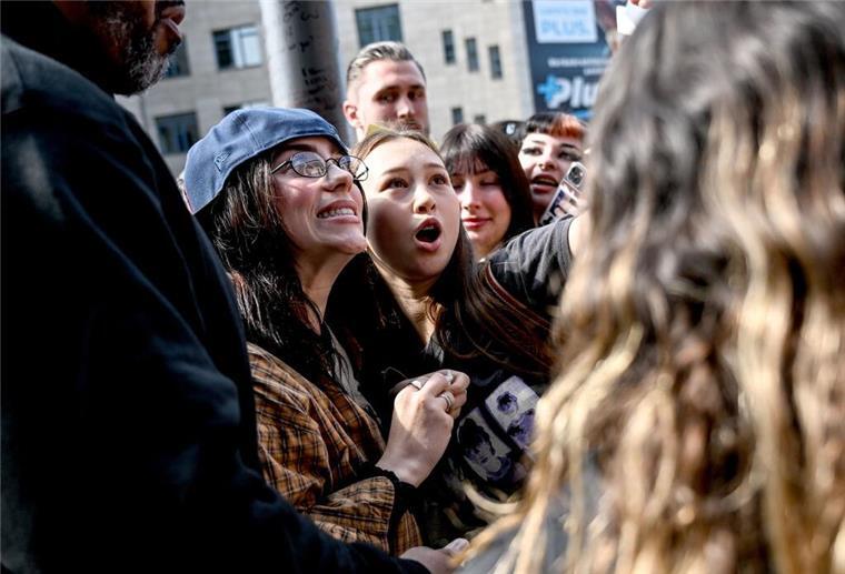 Billie Eilish feiert die vegane Gastronomie in Berlin Mittendrin zwsichen den Fans: Sängerin Billie Eilish in Berlin.