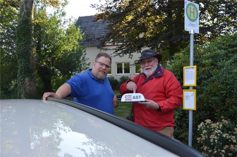Mittlerweile ist das Anruf-Sammeltaxi auch auf den Bereich der ehemaligen Samtgemeinde Bederkesa ausgedehnt worden. Darüber freut sich nicht nur Edmund Roes (rechts). Für den AST-Verkehr ist Michael Brümmer mit seinem Taxenruf Geestland beauftragt.