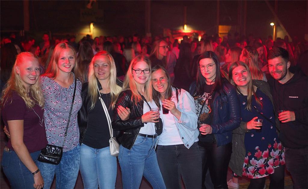 Mittsommernachtsparty in Bramel 2019. Der junge Mann rechts fühlt sich sichtlich...