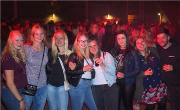 Mittsommernachtsparty in Bramel 2019. Der junge Mann rechts fühlt sich sichtlich...