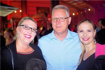 Mittsommernachtsparty in Bramel 2019. Die beiden Damen lächeln um die Wette. Fot...