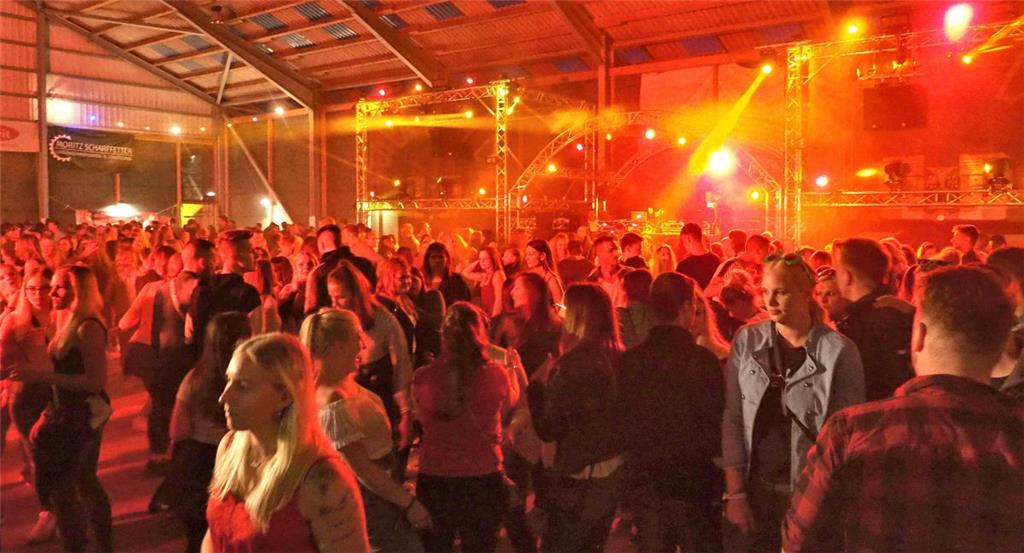 Mittsommernachtsparty in Bramel 2019. Die große Scheune vom Stenderhof um 23.15 ...