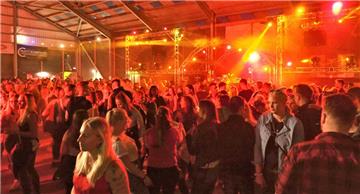 Mittsommernachtsparty in Bramel 2019. Die große Scheune vom Stenderhof um 23.15 ...