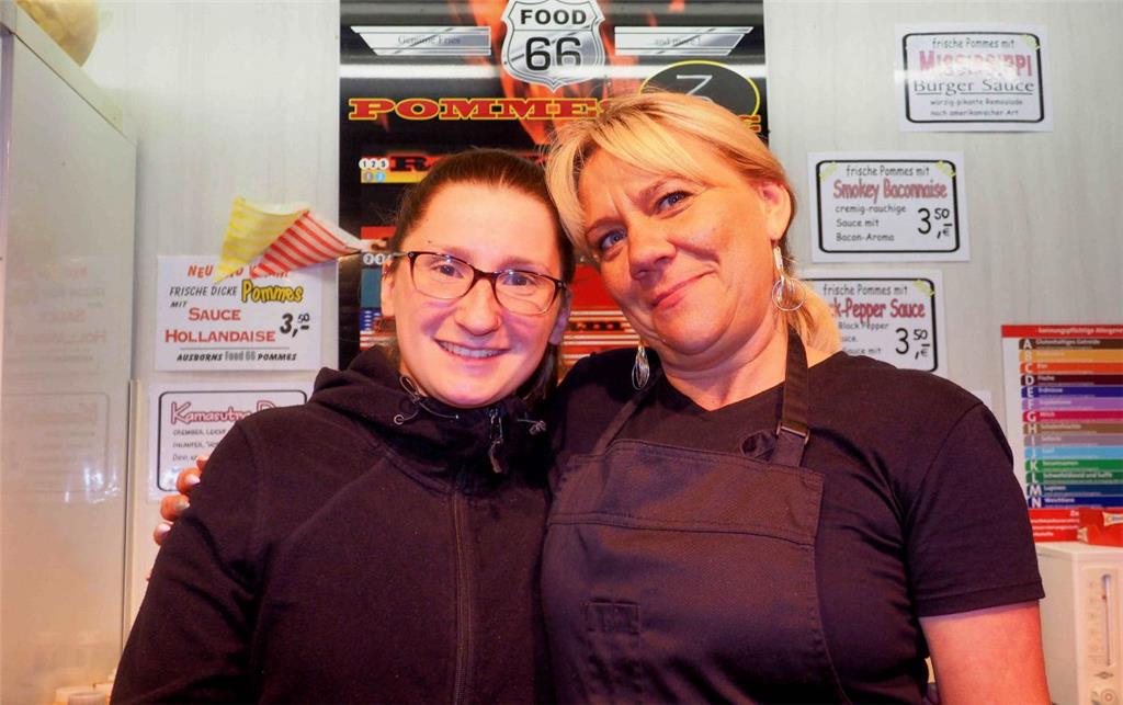 Mittsommernachtsparty in Bramel 2019. Diese beiden jungen Frauen hatten was gege...