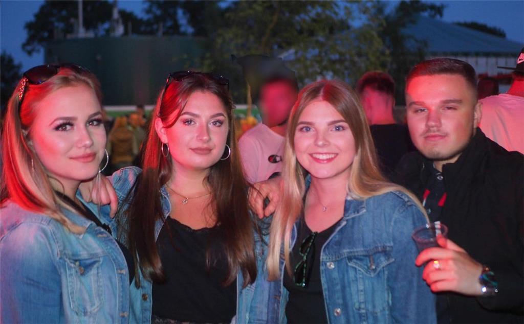 Mittsommernachtsparty in Bramel 2019. Partygäste aus Bremerhaven. Foto: Stehn
