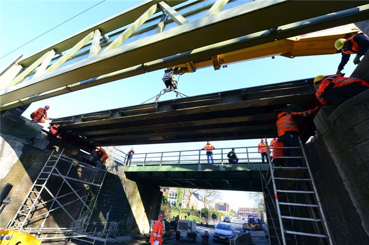 Neue Brücke über der Parkstraße eingesetzt Mittwochnachmittag gegen 13 Uhr: Ein Schienen-Kran bringt die Behelfsbrücke an den für sie vorgesehen Platz über der Parkstraße. Dort bleibt sie wohl bis zum Herbst. Foto Scheer