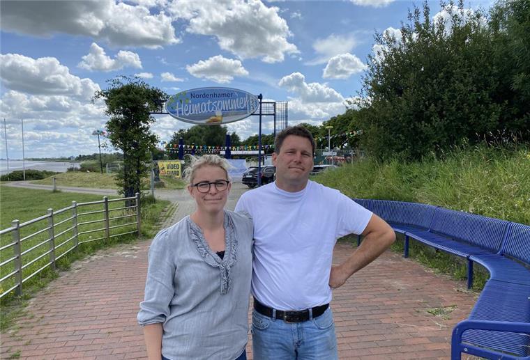Ein Mann und eine Frau am Nordenhamer Weserufer.