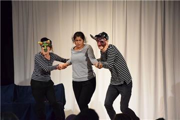 Mobbing und die Folgen: Schülerin Sabrina (Mitte) plagen in dem Theaterstück "Raus bist Du" Alpträume.
