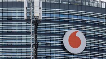 Mobilfunkantennen von Vodafone sind vor der Deutschlandzentrale installiert: Der Telekommunikationsanbieter will sein Handynetz in Deutschland weiter ausbauen.