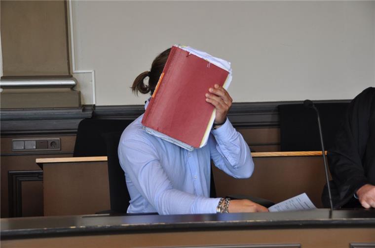 Mochte sein Gesicht vor der Urteilsverkündung am Verdener Landgericht nicht öffentlich zeigen: Der 29-jährige Angeklagte. Er hat nach Überzeugung des Richters Kunden betrogen, indem er Anzahlungen annahm, die versprochenen Autos aber nie lieferte. Als Firmensitz gab er eine Adresse in Wilstedt an.