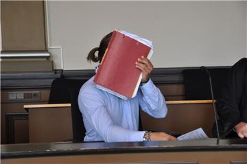 Mochte sein Gesicht vor der Urteilsverkündung am Verdener Landgericht nicht öffentlich zeigen: Der 29-jährige Angeklagte. Er hat nach Überzeugung des Richters Kunden betrogen, indem er Anzahlungen annahm, die versprochenen Autos aber nie lieferte. Als Firmensitz gab er eine Adresse in Wilstedt an.