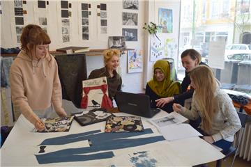 Mode als Schlüssel zu Charakter und Zeitgeist: Carla Petrow (von links), Lehrerin Veronika Galka, Dina Seklawi, Lehrerin Kerstin Gonther und Marlene Senzky mit einigen Arbeiten über Edith Piaf in der Galerie 135.