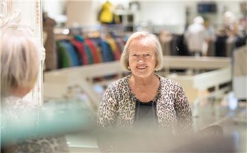 Modehaus-Geschäftsleiterin Heidemarie Jelden verabschiedet sich nach 50 Jahren Arbeitstätigkeit rund um die Mode in den Ruhestand und gibt ihr Geschäft am Theodor-Heuss-Platz 1 auf. 