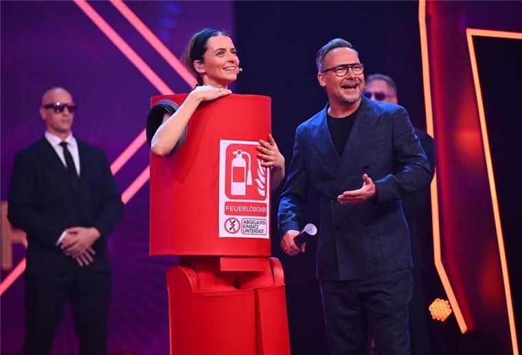 Model Eva Padberg ls „Der Feuerlöscher“ in der Prosieben-Show „The Masked Singer“ neben Moderator Matthias Opdenhövel.