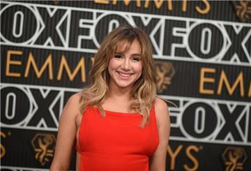 Model und Schauspielerin Suki Waterhouse freut sich über Nachwuchs.