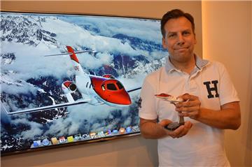 Modell und Original: Tim Haferl, geschäftsführender Gesellschafter von Privateways, freut sich auf den Start des Unternehmens.