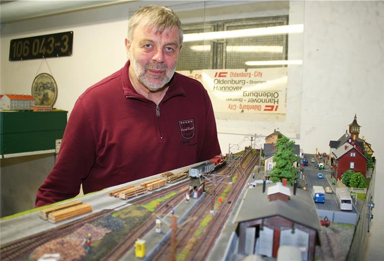Bremerhaven: Rübelandbahn fährt bald in Surheide Modellbauer Bernd Folkens vor einem fertigen Teilstück der neuen Szenerie.
