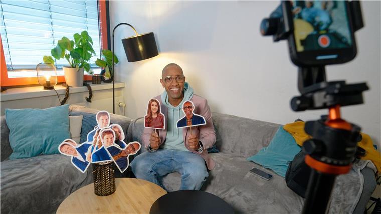 Zehn Jahre „Höhle der Löwen“: So ist es hinter den Kulissen Moderator Amiaz Habtu ist seit der ersten Sendeminute dabei - er kennt die „Löwen“ wie kaum ein anderer.