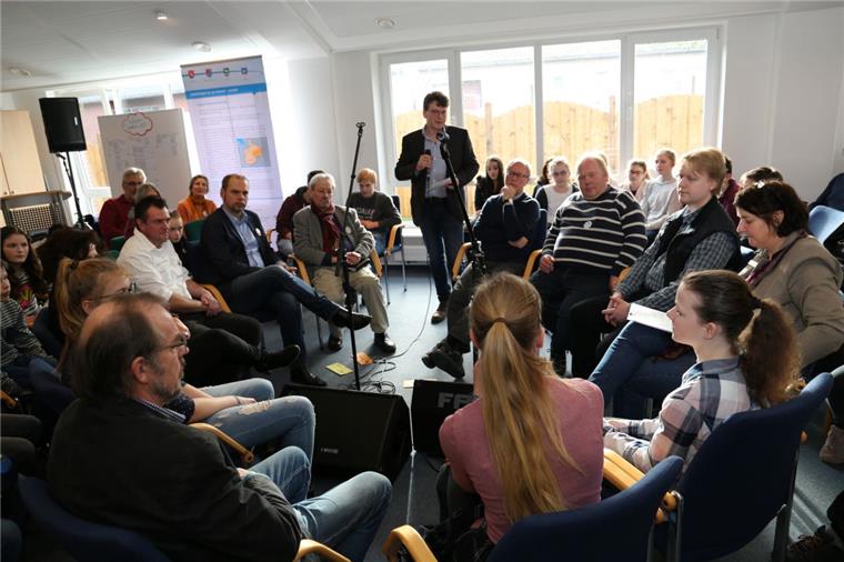 Das wünschen sich junge Menschen in Beverstedt Moderator Carsten Bunk (stehend) diskutiert mit Schülern, Politikern, Rathaus-Mitarbeitern und weiteren Experten über Zukunftsfragen.