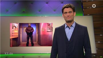 Moderator Christian Ehring legt in seiner Satiresendung  nach und wählt türkische Staatspräsident Recep Tayyip Erdogan zum Mitarbeiter des Monats. 