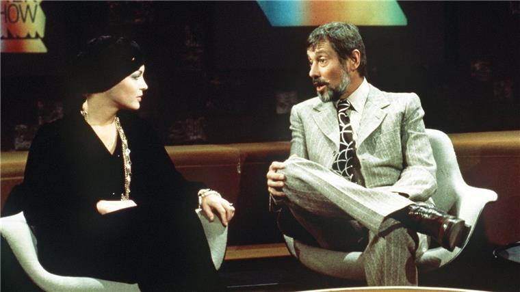 Wie Romy Schneider vor 50 Jahren die TV-Nation aufregte Moderator Dietmar Schönherr bemüht sich redlich in der Talkshow „Je später der Abend“, Romy Schneider zum Reden zu bringen. (Archivbild)