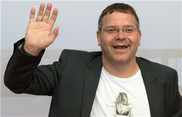 Moderator Elton  darf sich bei "Schlag den Star" beweisen.