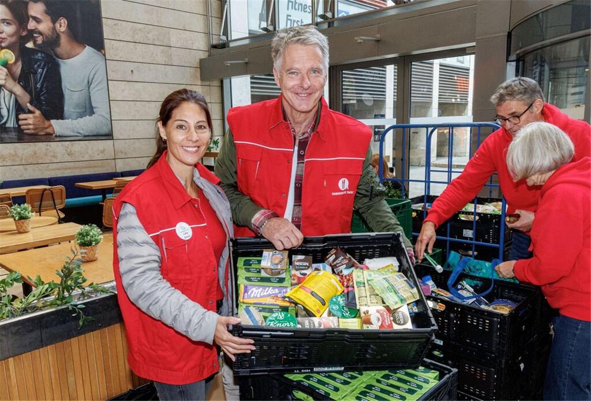 Jörg Pilawa sammelt Lebensmittel für die Tafeln Moderator Jörg Pilawa nimmt in der Europapassage von Hamburgern gespendete Lebensmittel entgegen.