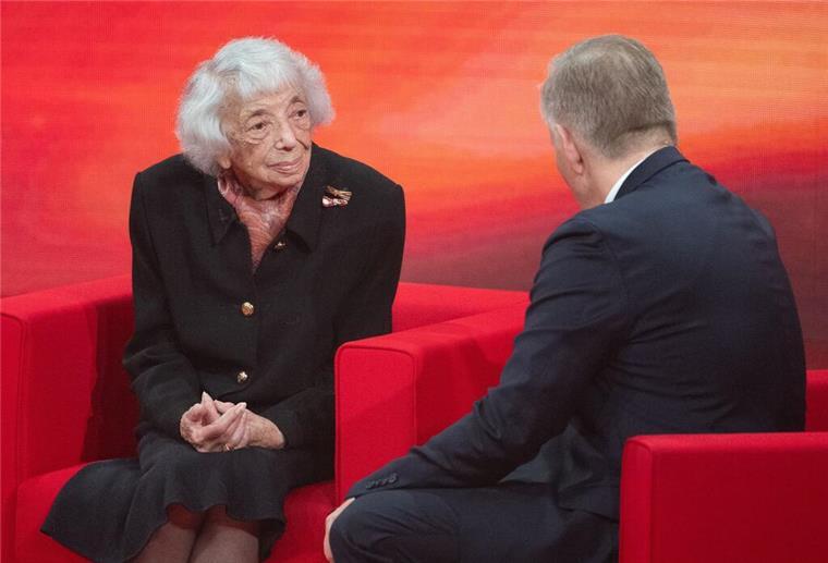 Spendengala: Den stärksten Moment schafft eine 102-Jährige Moderator Johannes B. Kerner spricht während der TV-Spendengala „Ein Herz für Kinder“ mit der Holocaust-Überlebenden Margot Friedländer.