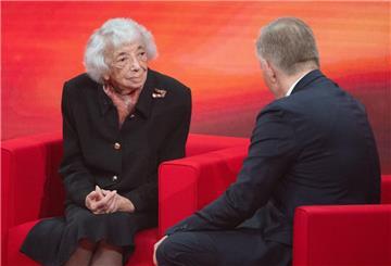 Moderator Johannes B. Kerner spricht während der TV-Spendengala „Ein Herz für Kinder“ mit der Holocaust-Überlebenden Margot Friedländer.