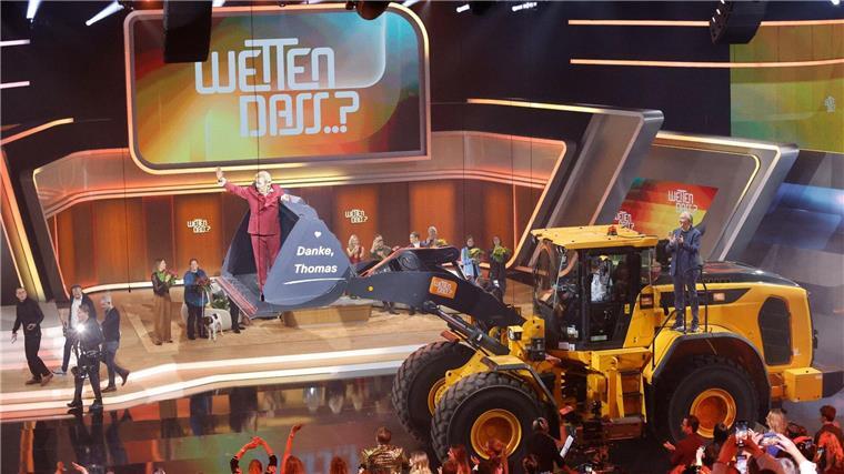 Moderator Thomas Gottschalk wird am Ende der ZDF-Show „Wetten, dass..?“ in einer Baggerschaufel über die Bühne gefahren.