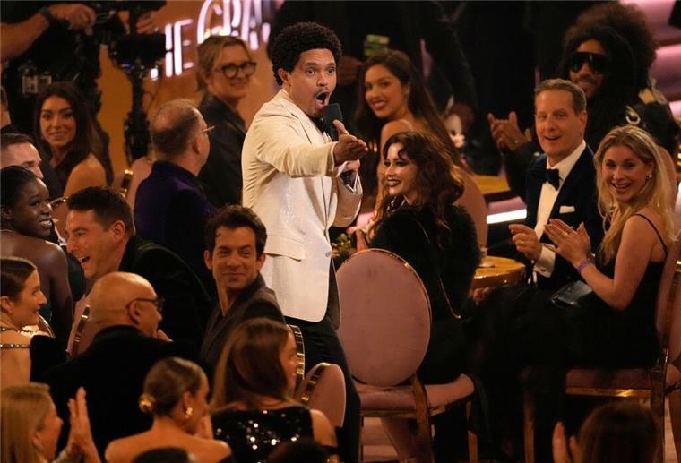 Taylor Swift schreibt mit viertem Album Grammy-Geschichte Moderator und Comedian Trevor Noah: „Der größte Abend der Musik ist immer noch jünger als Amerikas nächster Präsident“.