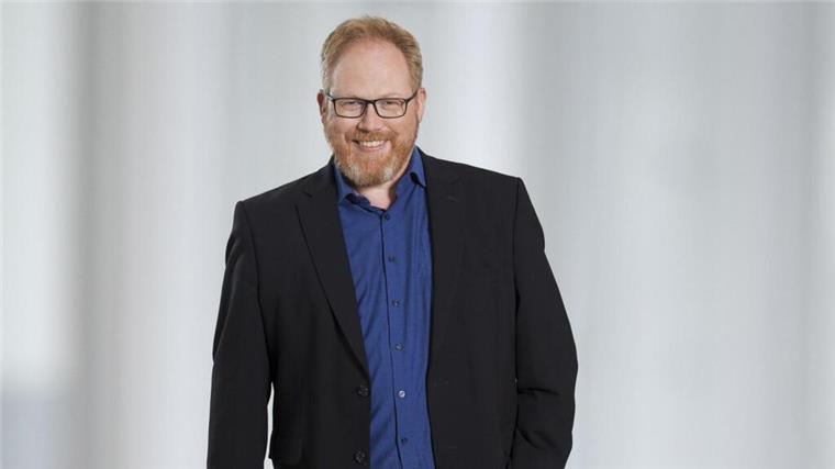 Moderator und Podcaster Lars Cohrs liest am 27. November im Bürgersaal Loxstedt aus seinem Programm „Sack voller Überraschungen“ – eine humorvolle Betrachtung ungewollter Weihnachtsgeschenke.
