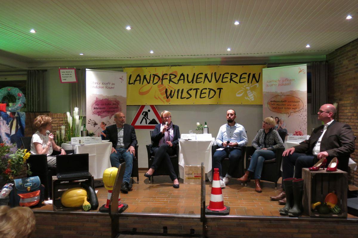 Moderatorin Anja Kwijas (von links) mit den Diskussionsteilnehmern Heinz-Hermann Holsten (CDU), Barbara Otte-Kinast (CDU), Faruk Molawy (Grüne), Sabine Grimmelijkhuizen und Marco Mohrmann (CDU) im Gespräch über ländliche Lebensqualität.