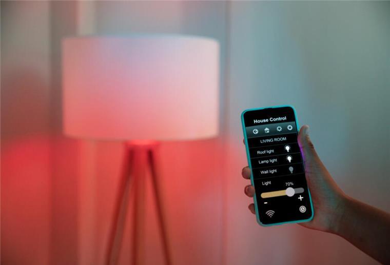 Die besten Tipps für mehr Licht in der Wohnung Handy mit Smart Home-Steuerung