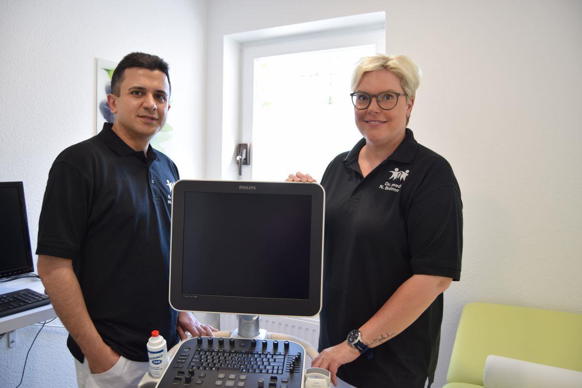 Neuer Arzt in Langen: Versorgung in Geestland noch besser Moderne Technik im Team: Dr. Alireza Ghazishoar (links) arbeitet ab 1. Juli in der Praxis von Dr. Nina Brümmer. Die Langener Praxis setzt künftig auch ein mobiles Ultraschallgerät ein.