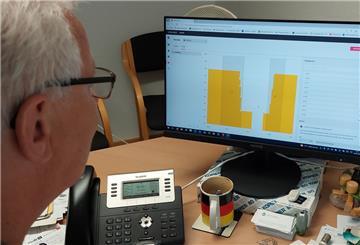Ein Verwaltungsmitarbeiter sitzt vor seinem Computer