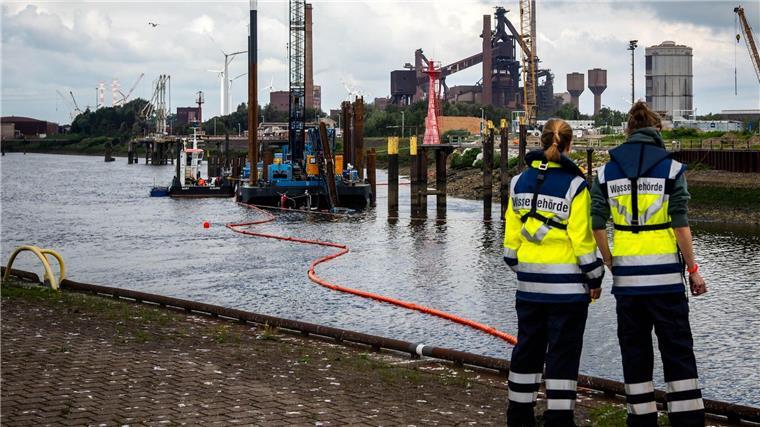 Bremer Industriehafen: Schleuse für Binnenschiffe offen Möglicherweise können schon am Wochenende wieder große Schiffe die Unfallstelle im Bremer Industriehafen passieren.