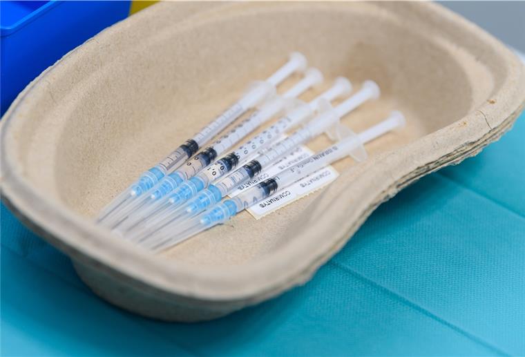 Vorbereitete Spritzen mit dem Impfstoff gegen Covid-19 von Biontech/Pfizer liegen in einer Schale in einem sogenannten «rollenden Impfzentrum», das für einen Testlauf in Bannewitz bei Dresden steht. 