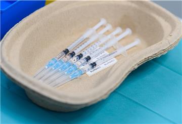 Vorbereitete Spritzen mit dem Impfstoff gegen Covid-19 von Biontech/Pfizer liegen in einer Schale in einem sogenannten «rollenden Impfzentrum», das für einen Testlauf in Bannewitz bei Dresden steht. 