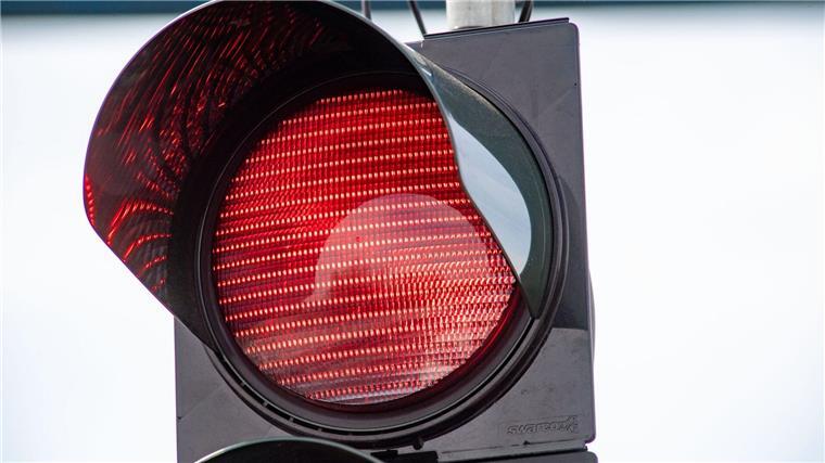 Von Auto angefahren: 14-jährige Fußgängerin stirbt in Klinik Möglicherweise war die Autofahrerin von der tiefstehenden Sonne geblendet. (Symbolbild)