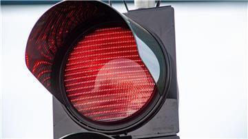 Möglicherweise war die Autofahrerin von der tiefstehenden Sonne geblendet. (Symbolbild)
