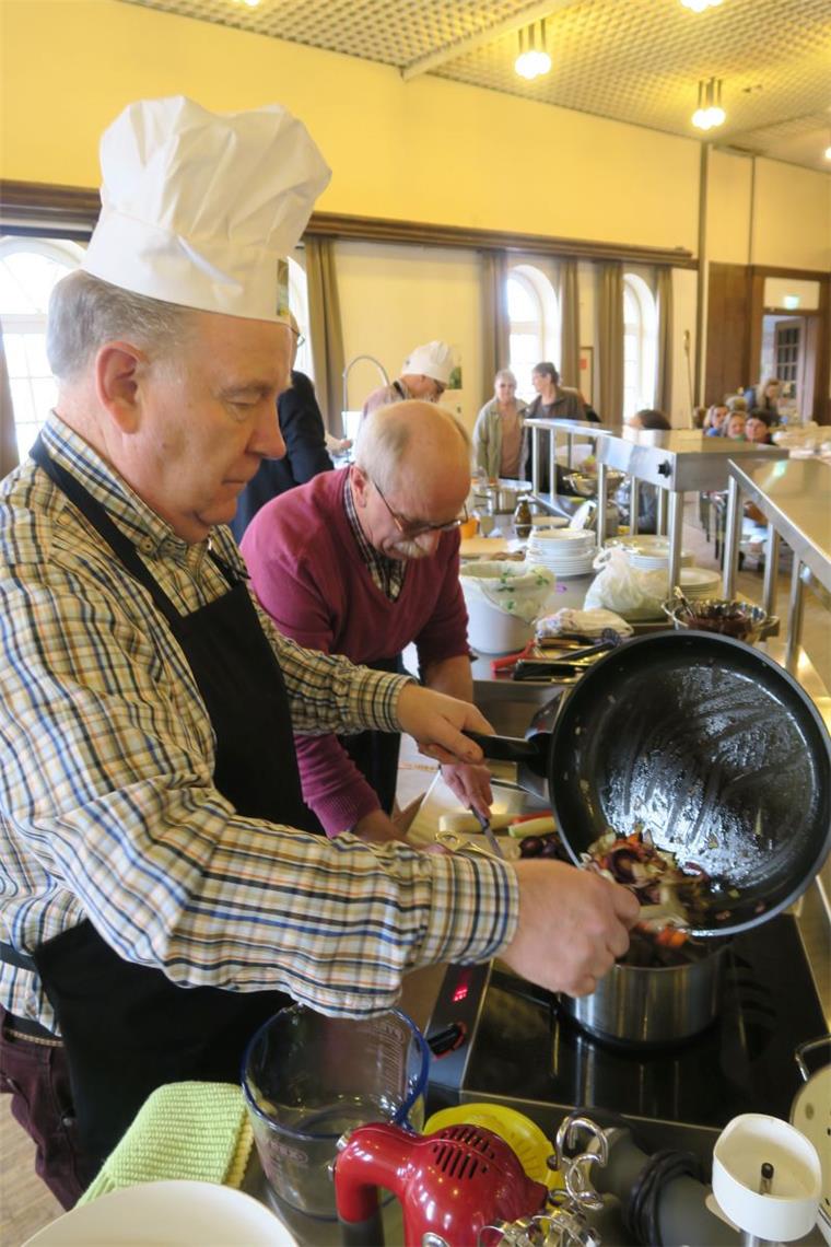 Klaus Rübesamen gewinnt in Stadland Kochduell der Bürgermeister Möhren-Curry-Ingwersuppe, Schweinemedaillons mit Champignon-Rahmsoße und Feldsalat sowie Quark mit Apfel-Honig-Paste standen bei Klaus Rübesamen auf der Speisekarte. Der Jury schmeckte es.