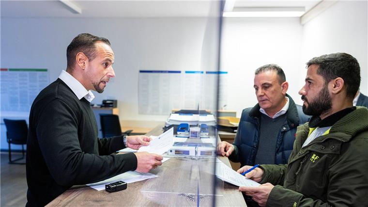 Mohammad (r) bekam die erste Bezahlkarte.