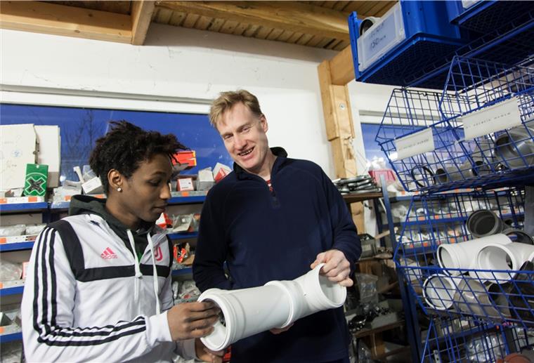 Mohammed Diallo absolviert eine Ausbildung im Heizungs- und Sanitärbetrieb von Axel Heidtmann. Kennen gelernt haben sie sich auf einer Ausbildungsmesse.
