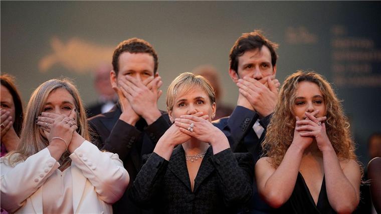 „Moi Aussi“: Film über zweite MeToo-Welle in Frankreich „Moi aussi“ (frz. für „Me Too“) zeigt um die 1000 Menschen in einer Straße in Paris.