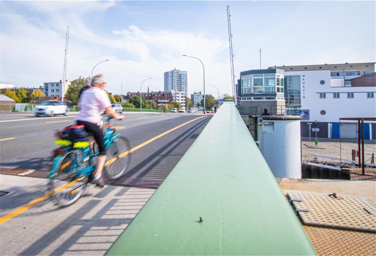 Momentan dürfen Radfahrer auf einem Teil des Fußwegs fahren oder auf der Fahrbahn. Ab Oktober beginnt der Radfahrstreifen-Test.
