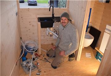 Momentan ist Thies Hennings (28) aus Nordleda damit beschäftigt, die Wasserleitungen im Tiny-House zu verlegen.