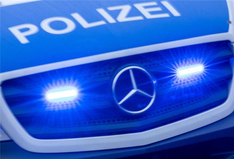 Polizei greift Betrügerbande: Vier falsche Polizisten in Bremen festgenommen Blaulicht leuchtet auf einem Fahrzeug der Polizei. (zu dpa: «Auto überschlägt sich - Fahrer lebensgefährlich verletzt»)