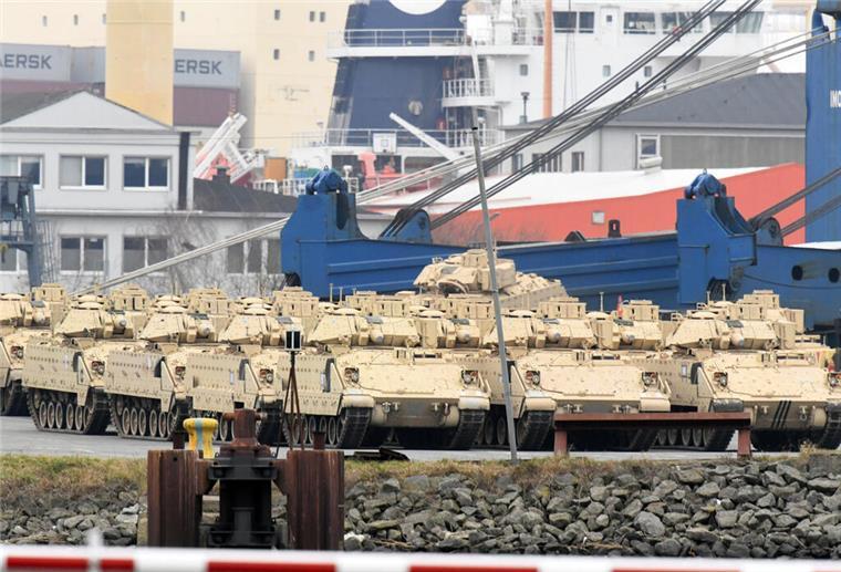 US-Panzer für die Ukraine werden gerade in Bremerhaven entladen Montag, 20. Februar, im Kaiserhafen von Bremerhaven: Wieder kommen Panzer aus den USA per Seeweg über Bremerhaven nach Europa. Sie werden gerade mit Hilfe der BLG entladen.